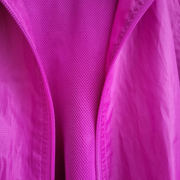 Beautiful fuschia pink Alpinetek windbreaker. Size small. - Picture 5 of 10
